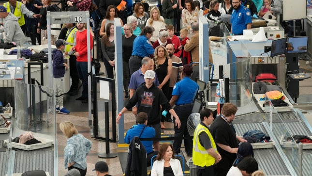 Uma longa fila de segurança no principal aeroporto de Denver